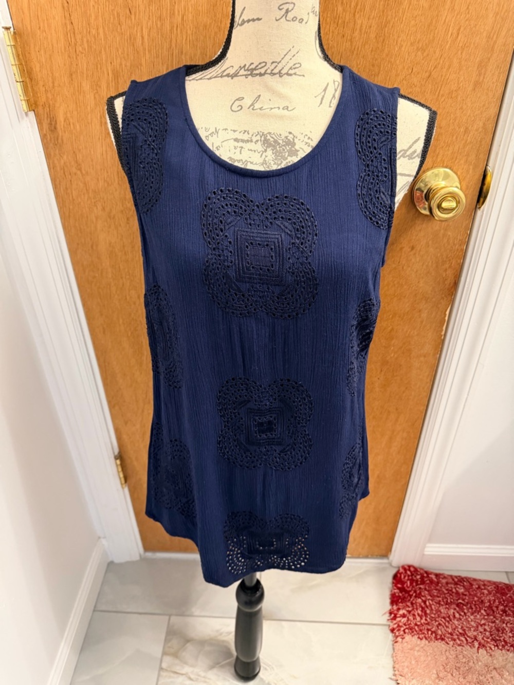 Daniel Rainn
Lovina  Embroidered Mixed Material Top. 
Size Medium